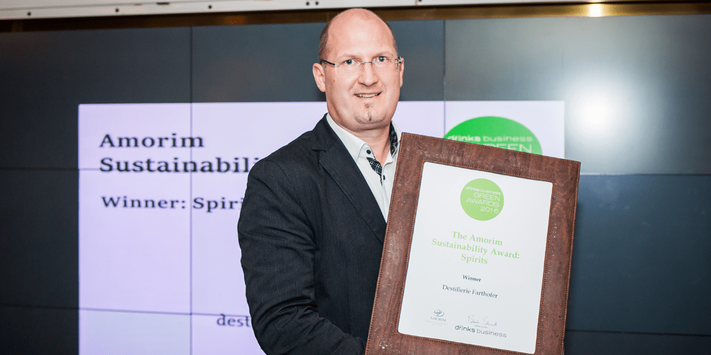 Foto Josef Farthofer mit Urkunde vom Sustainability Award