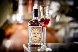 Foto Flasche Leopold Sloe Gin mit eingeschenktem Glas