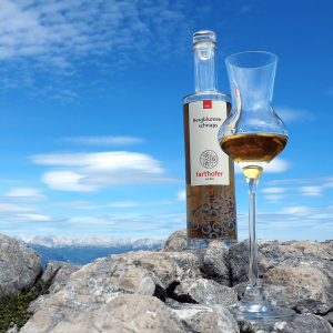 Foto Bergblumenschnaps (350 ml) mit Glas- Destillerie Farthofer