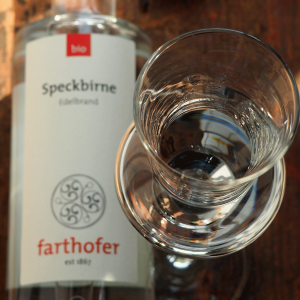 Bio Speckbirne (350 ml) mit Glas - Destillerie Farthofer