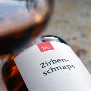 Bio Zirbenschnaps (350 ml) mit Glas - Destillerie Farthofer
